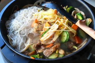 放一些煮软的粉丝，不喜欢就不妨，继续翻炒一下。