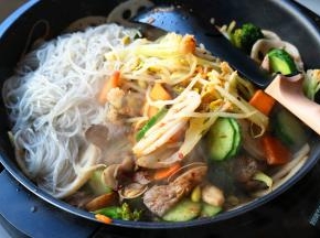 放一些煮软的粉丝，不喜欢就不妨，继续翻炒一下。