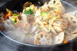 再次炒匀，加少许盐调味，麻辣香锅就做好了。