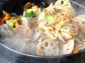 再次炒匀，加少许盐调味，麻辣香锅就做好了。