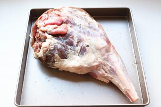 羊腿一只洗净擦干水分。