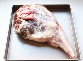 羊腿一只洗净擦干水分。