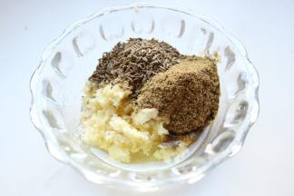 孜然粉孜然粒，蒜蓉和花生油。