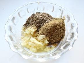 孜然粉孜然粒，蒜蓉和花生油。