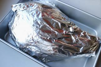 用锡纸把羊腿包严。