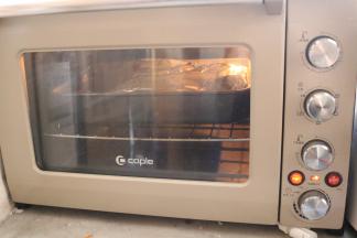 放入烤箱，200度烤一个小时。