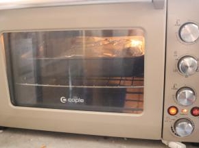 放入烤箱，200度烤一个小时。