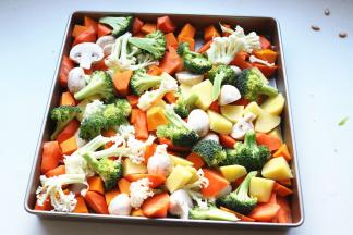 再准备一个烤盘，准备好的蔬菜全部洗净处理成小块铺在烤盘里。