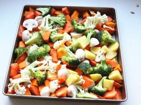 再准备一个烤盘，准备好的蔬菜全部洗净处理成小块铺在烤盘里。