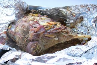 把锡纸拆开，去掉变软的洋葱。