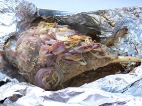 把锡纸拆开，去掉变软的洋葱。