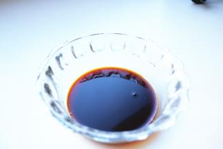 再准备刷羊腿的调料，蜂蜜和老抽，加少许花生油混合均匀。