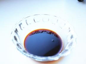 再准备刷羊腿的调料，蜂蜜和老抽，加少许花生油混合均匀。