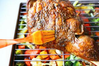 拿出来再刷一遍调料，翻一下面，再烤30分钟。