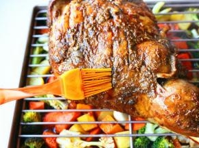 拿出来再刷一遍调料，翻一下面，再烤30分钟。