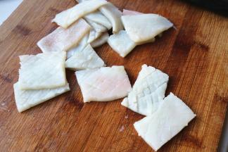 打菱形花刀，不要切断。再切成片。