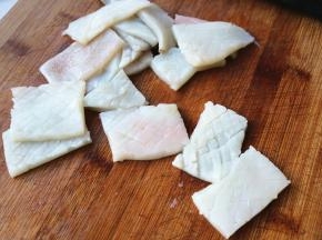 打菱形花刀，不要切断。再切成片。