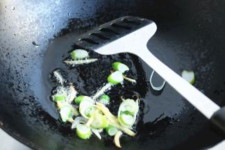 炒锅放入油烧热，下入葱姜爆香。