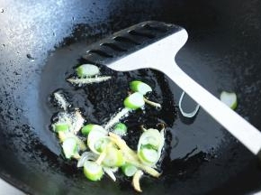 炒锅放入油烧热，下入葱姜爆香。