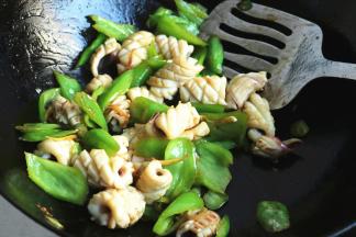 加入蚝油和少许盐。再次炒匀就好了。