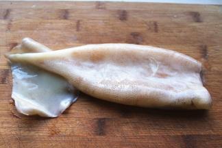 鱿鱼一条洗净，去内脏，去头，只要鱼身部分。