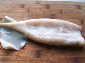 鱿鱼一条洗净，去内脏，去头，只要鱼身部分。