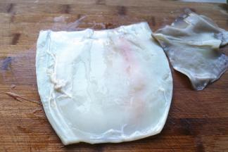 剖开成片，鱼尾部分切掉。