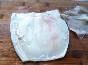 剖开成片，鱼尾部分切掉。