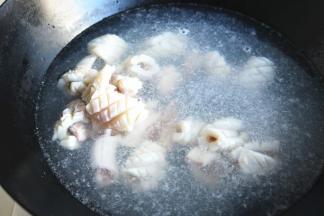 锅内加入水，烧开后放入鱿鱼，等水再开绰烫30秒即可。