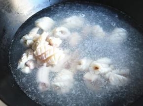 锅内加入水，烧开后放入鱿鱼，等水再开绰烫30秒即可。