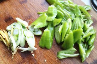 青椒去籽切块，葱切片，姜切丝。