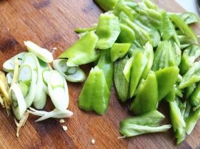 青椒去籽切块，葱切片，姜切丝。