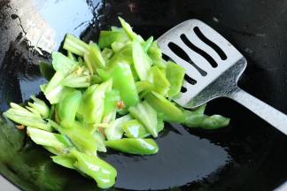 下入辣椒片翻炒半分钟。