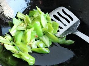 下入辣椒片翻炒半分钟。