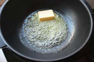 黄油放入不粘锅里，小火加热至黄油融化。