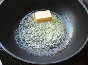 黄油放入不粘锅里，小火加热至黄油融化。