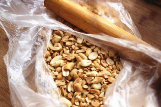 花生烤熟，去掉红衣，用擀面杖略微擀碎点。