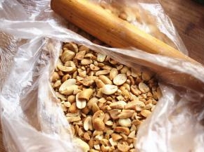 花生烤熟，去掉红衣，用擀面杖略微擀碎点。