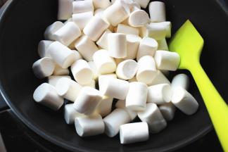 加入棉花糖，继续小火加热。