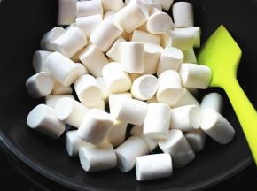 加入棉花糖，继续小火加热。