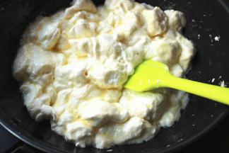 期间不停搅拌，至黄油和棉花听完全融合。