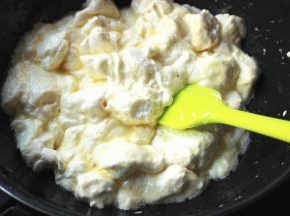 期间不停搅拌，至黄油和棉花听完全融合。