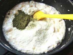 加入抹茶粉和奶粉。