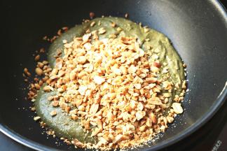 最后加入花生碎，此时可以关火了。