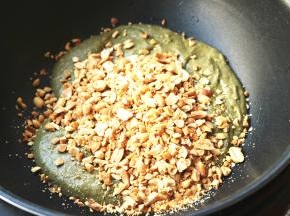 最后加入花生碎，此时可以关火了。