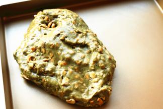 倒在不沾烤盘上面。