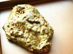 倒在不沾烤盘上面。