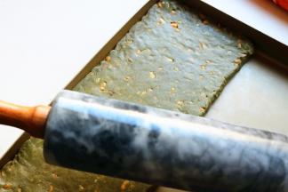 倒在不沾烤盘上面。