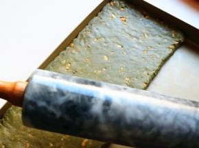 倒在不沾烤盘上面。