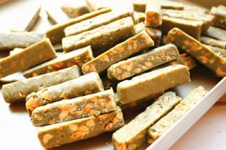 再切成均匀的糖块。